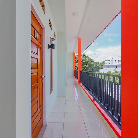 Oyo 90063 Silver Homestay Syariah Perabumulih Exterior photo
