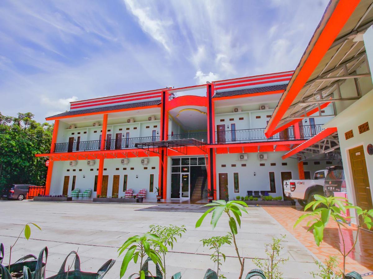 Oyo 90063 Silver Homestay Syariah Perabumulih Exterior photo