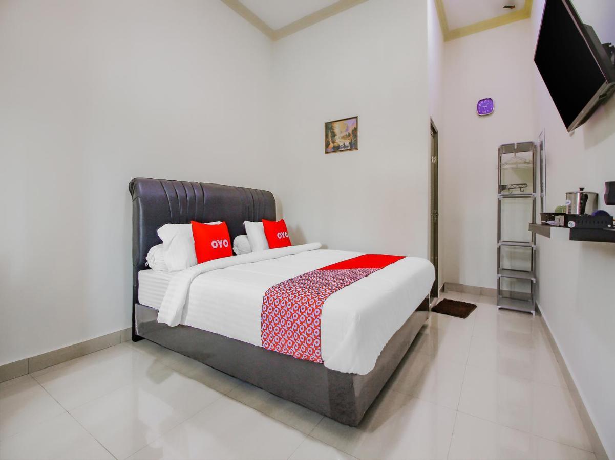 Oyo 90063 Silver Homestay Syariah Perabumulih Exterior photo