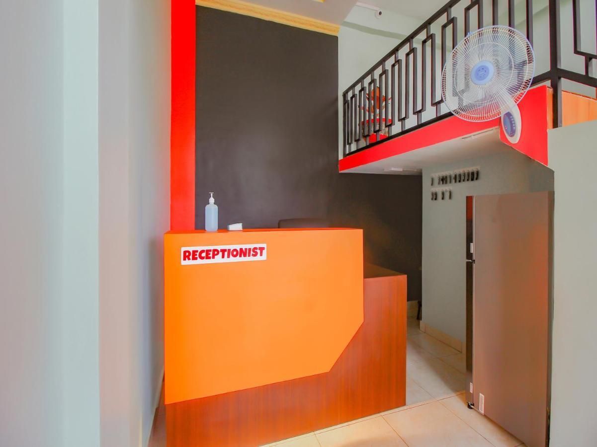 Oyo 90063 Silver Homestay Syariah Perabumulih Exterior photo