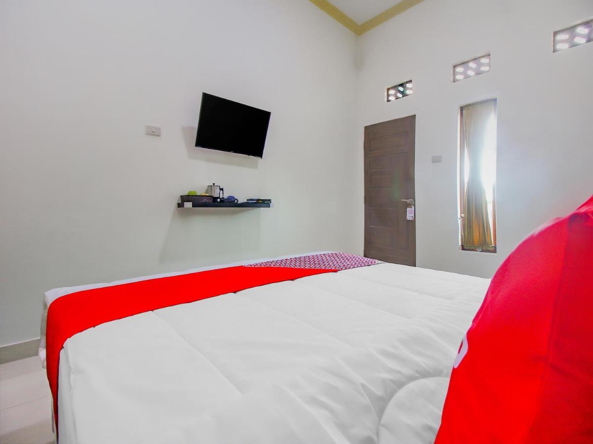 Oyo 90063 Silver Homestay Syariah Perabumulih Exterior photo
