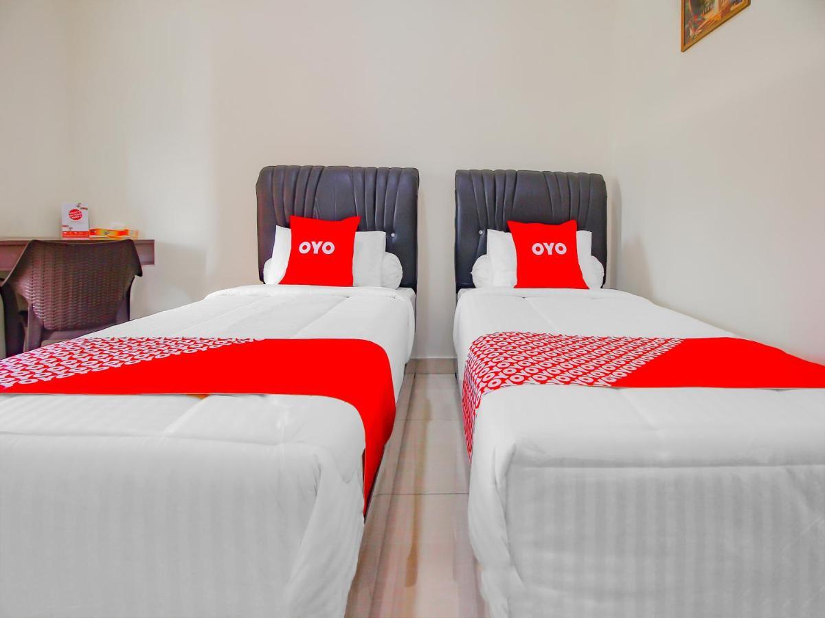Oyo 90063 Silver Homestay Syariah Perabumulih Exterior photo