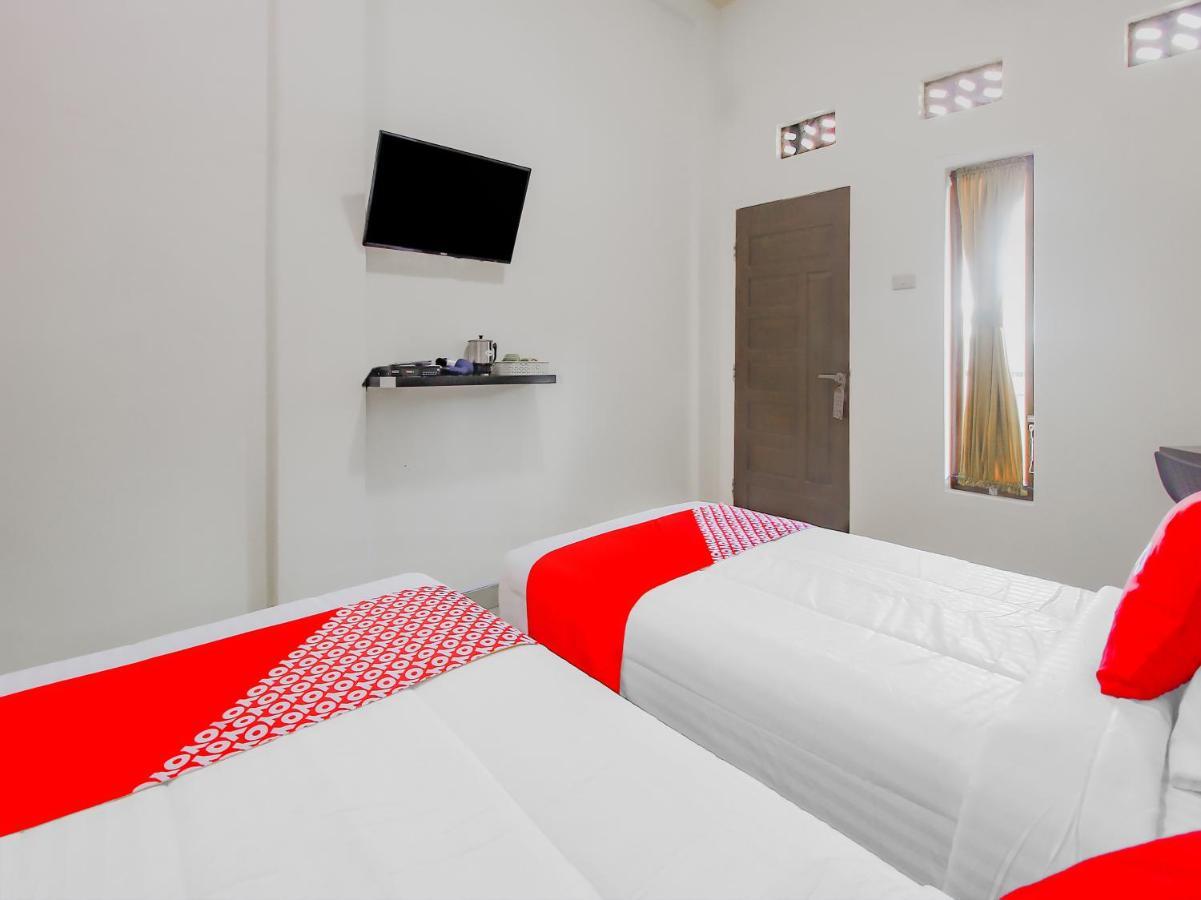Oyo 90063 Silver Homestay Syariah Perabumulih Exterior photo
