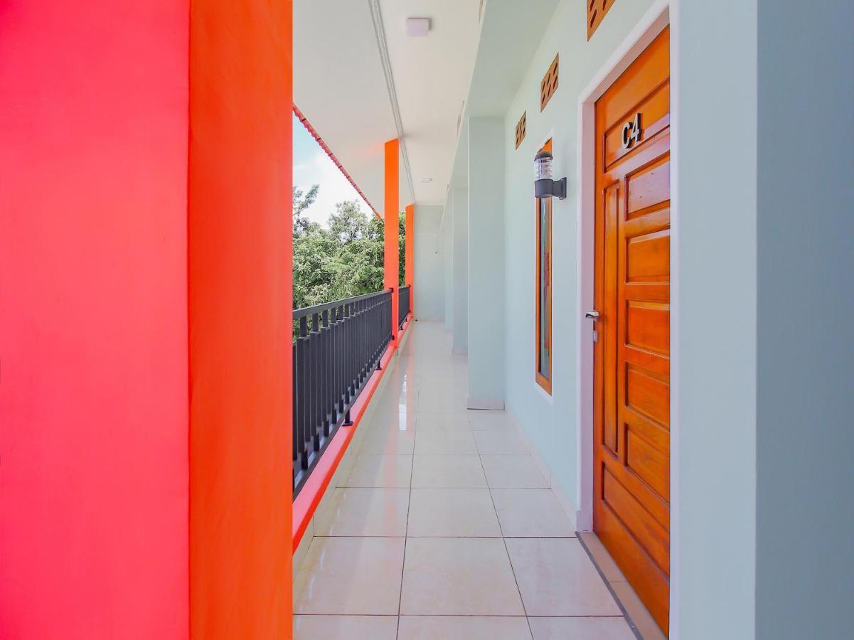 Oyo 90063 Silver Homestay Syariah Perabumulih Exterior photo