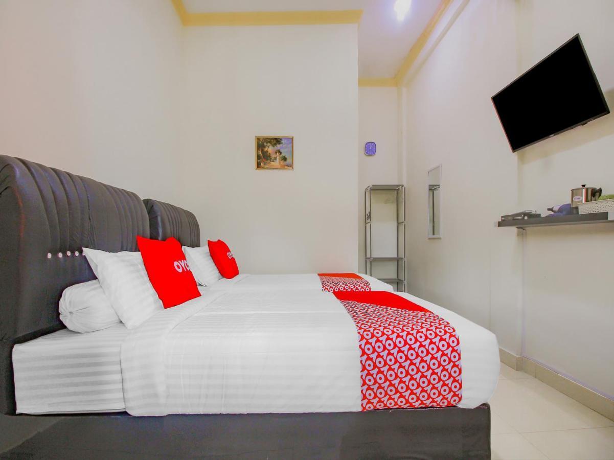 Oyo 90063 Silver Homestay Syariah Perabumulih Exterior photo